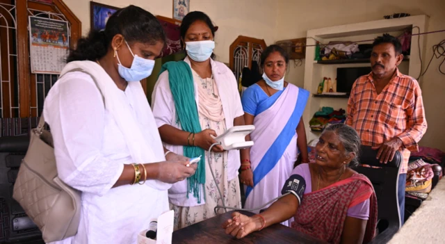 துரகபளம்: 5 மாதங்களில் 29 மரணங்கள் - ஆந்திராவின் இந்த தலித் கிராமத்தில் என்ன நடக்கிறது?