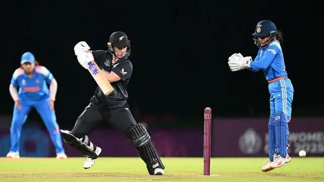 मैदान पर क्रिकेट खेलती महिला खिलाड़ी