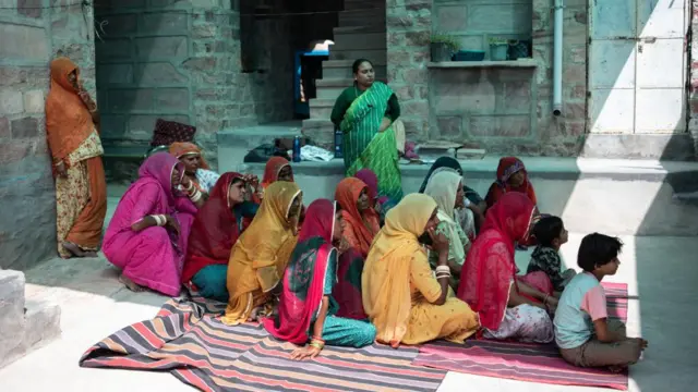 Para perempuan desa mengikuti seminar perubahan iklim dan tindakan praktis untuk menghadapi cuaca panas di Jodhpur, India.