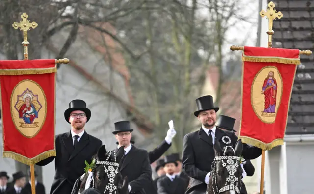 ဂျာမနီနိုင်ငံက ဆလာဗစ် လူနည်းစုမျိုးနွယ်တွေကလည်း ရှေးဘာသာရေးပြုကျင့်ဖွယ်ပြုလုပ်ပြီးတဲ့နောက် အလှဆင်မြင်းတွေ စီး၊ သီချင်းတွေဆိုကာ ခရစ်တော် ပြန်လည်ရှင်သန်ထမြောက်ပြီလို့ ကြေညာရင်း အီစတာပွဲတော်ကိုဆင်နွှဲကြပါတယ်။ 