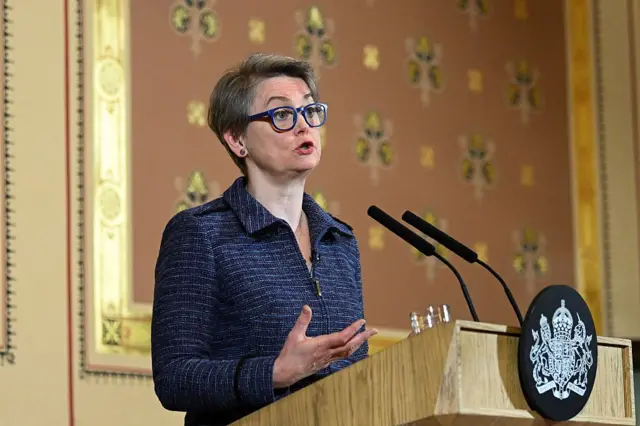 Yvette Cooper faz um discurso em dezembro de 2025