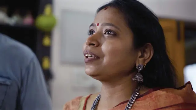 “செருப்பு கூட இல்லாமல் வீட்டை விட்டு வெளியேறினேன்,” என்றார் அகிலா.