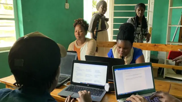 Aba bagore bo mu cyaro bashima ubwitange bw'umusore ubahugura mu ikoranabuhanga