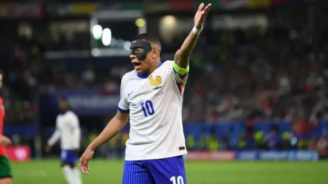 از میان نیروهای هجومی فقط حضور کیلیان امباپه در ترکیب اصلی قطعی است. 