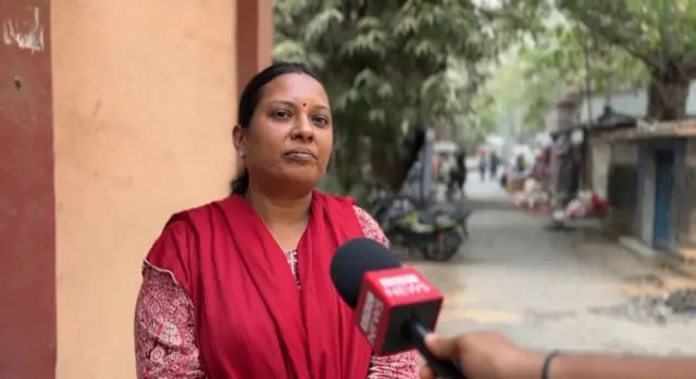 सांताक्रूज येथे राहणाऱ्या दीपिका पवार बीबीसी मराठीशी बोलताना म्हणाल्या, आमच्या भागात रस्ते, पाणी, गटारे हे प्रश्न वर्षानुवर्षे आहेत.