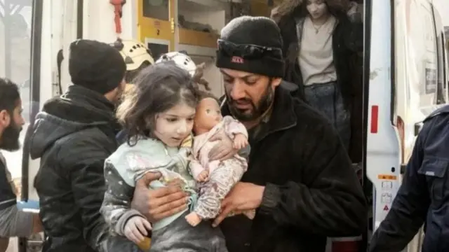 उत्तर सीरियातील इदलिबमध्ये हवाई हल्ल्यांनंतर लोकांना परिसर रिकामा करावा लागला आहे.