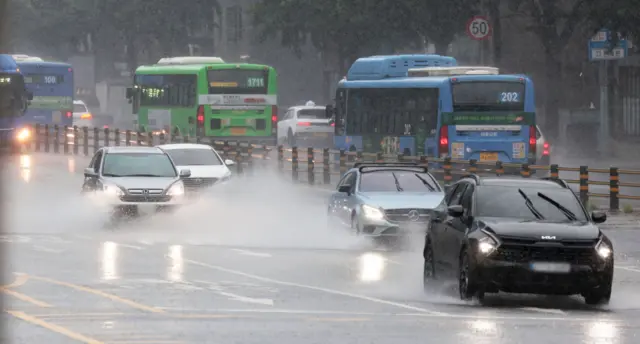 7월 2일 차량들이 비 오는 서울 도로를 질주하고 있다