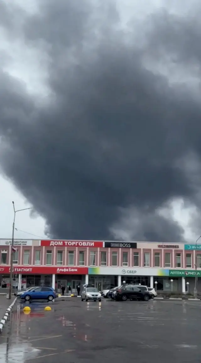Una columna de humo cerca de una base aérea rusa.