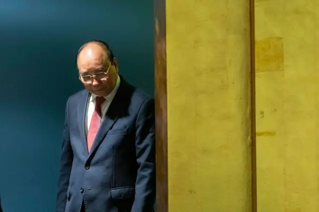 Ông Nguyễn Xuân Phúc là Tứ Trụ đầu tiên bị miễn nhiệm do dính sai phạm