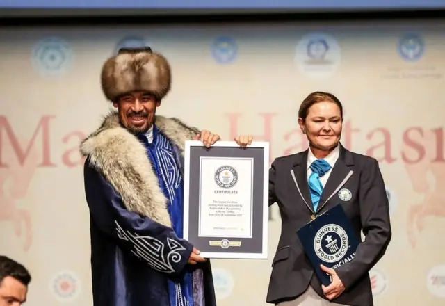 Рыспай Исаков сыйлыгын алып жаткан учуру