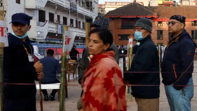 २०७९ सालको निर्वाचनमा काठमाण्डूको एक मतदान केन्द्रमा मतदाताको लाइन