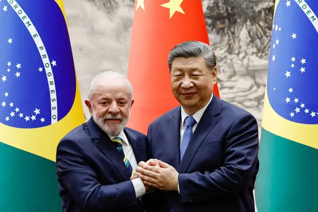 O presidente chinês Xi Jinping cumprimenta o presidente brasileiro Luiz Inácio Lula da Silva após uma cerimônia de assinatura e uma coletiva de imprensa conjunta, no Grande Salão do Povo, em 13 de maio de 2025, em Pequim, na China