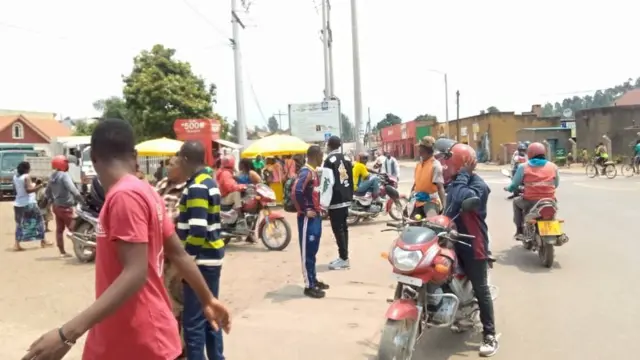 Abantu bahagaze ku muhanda n'abari kuri za moto