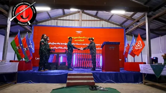 အေအေတပ်မှူးက ချင်းကာကွယ်ရေးတပ်ဖွဲ့(CDF) -မတူပီ တပ်မဟာ ၁ တပ်မှူးကို လက်နက်ခဲယမ်းပေးအပ်