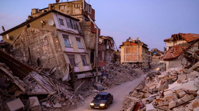 Deprem suçları soruşturmaları: Tutuklu sayısı 317'ye yükseldi - BBC News Türkçe