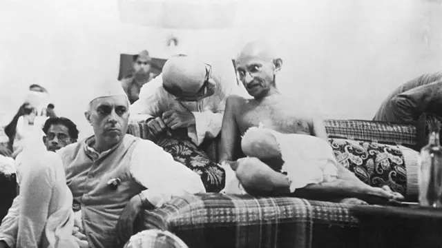  जवाहरलाल नेहरू और महात्मा गांधी