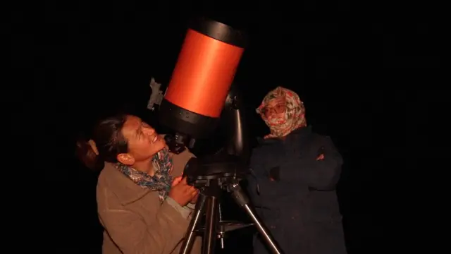 डुलकरला चंद्रावरची विवरं पहायला, चंद्राचे फोटो काढायला फार आवडतं.