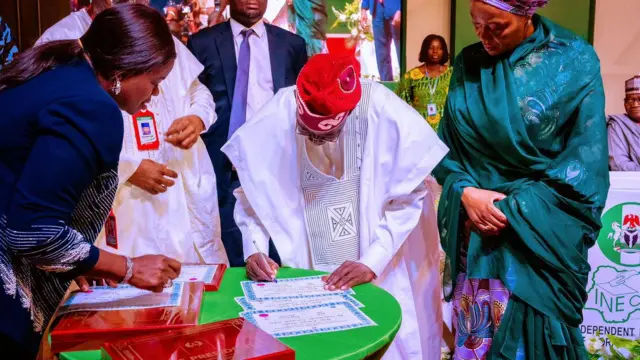 Tinubu dey sign certificate