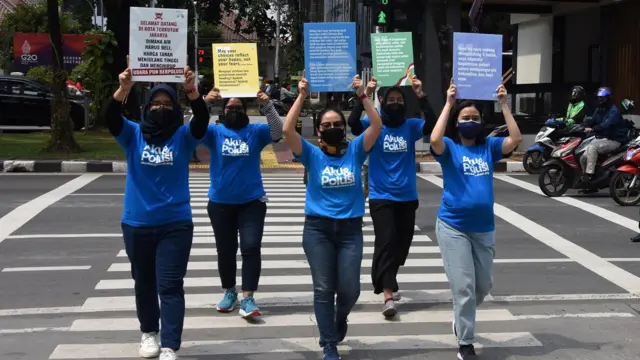 Aktivis lingkungan dari Koalisi Ibukota membawa poster saat melakukan aksi menuntut hak atas udara bersih di kawasan Monumen Nasonal, Jakarta, Jumat (16/9/2022). 
