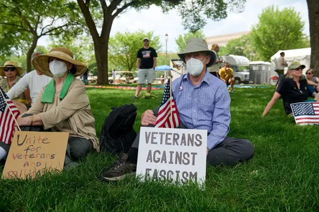 Un hombre mayor en Washington DC con un letrero que dice "Veteranos contra el fascismo"