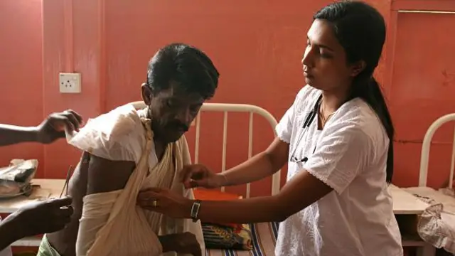 මේ වන විට විශේෂඥ වෛද්‍යවරුන් ඇතුළු වෛද්‍යවරුන් දහසකට අධික සංඛ්‍යාවක් ඉකුත් වසරක කාල සීමාව තුළ මෙරට වෛද්‍ය සේවයෙන් ඉල්ලා අස්වී විදෙස් ගතව ඇති බව රජයේ වෛද්‍ය නිලධාරීන්ගේ සංගමය පැවසුවේ ය. 