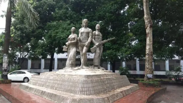 ঢাকা বিশ্ববিদ্যালয়ের কলা ভবনের সামনে অপরাজেয় বাংলা ভাস্কর্য