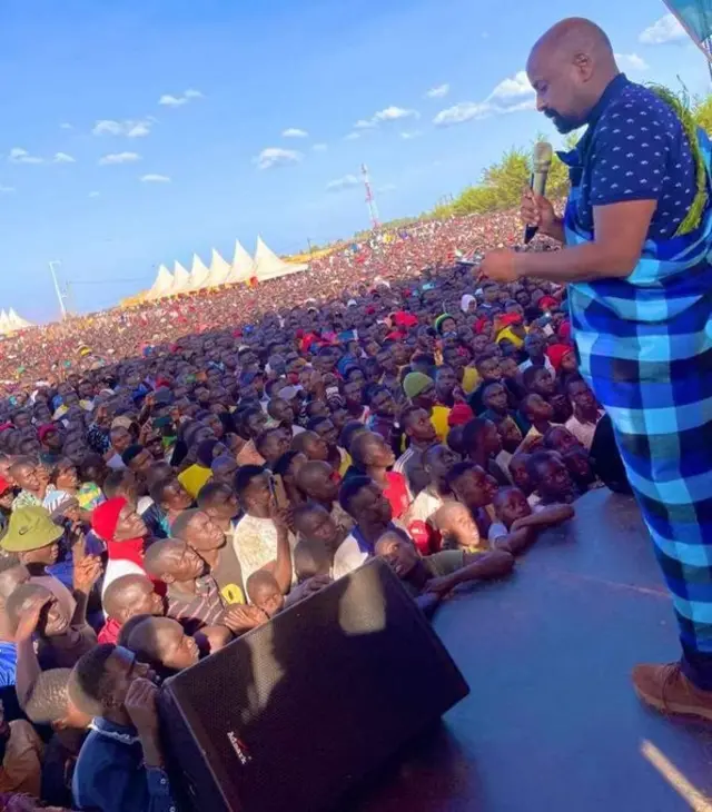 Bamwe bavuga ko asa n'uwatangiye ibikorwa byo kwiyamamaza