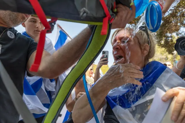 Manifestante a favor de Israel en las protestas de UCLA el 28 de abril de 2024.