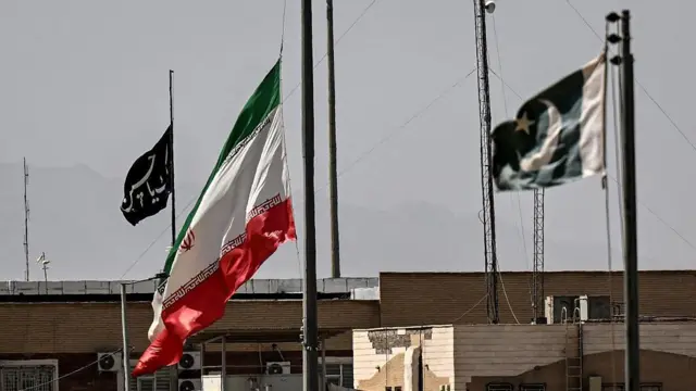 پرچم ایران در ۴ مارس ۲۰۲۶، پس از درگذشت آیت‌الله علی خامنه‌ای، رهبر ایران، در پی حملات ایالات متحده و اسرائیل، در گذرگاه مرزی تفتان در استان بلوچستان پاکستان به حالت نیم‌افراشته درآمد