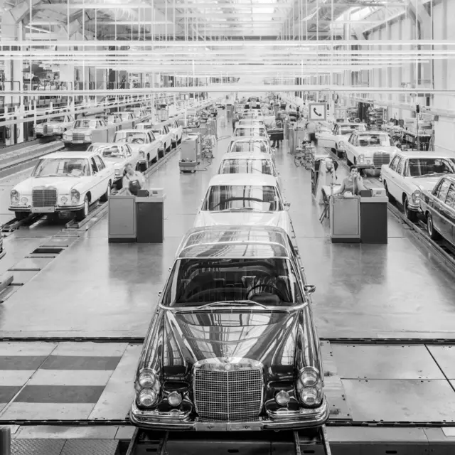 خط تولید خودرو در کارخانه زیندلفینگن در اوایل دهه هفتاد میلادی