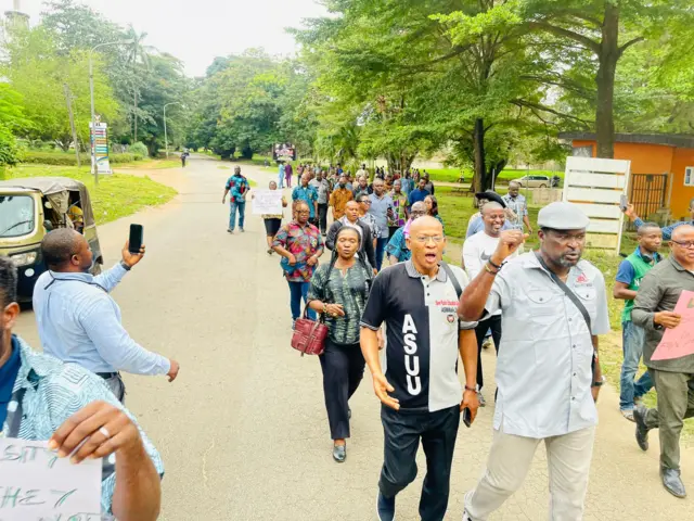 Awọn olukọ ASUU to n se iwọde ni Fasiti Ibadan
