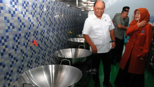 Kepala Badan Gizi Nasional Dadan Hindayana (kiri) berbincang dengan Ketua Umum Pemberdayaan Perempuan UMKM Indonesia (PPUMI) Munifah Syanwani (kanan) saat peresmian dapur Satuan Pelayanan Pemenuhan Gizi (SPPG) Terintegrasi.