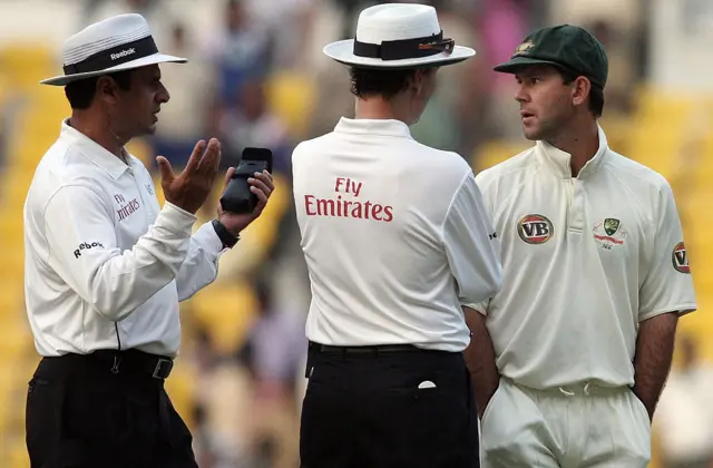 ক্যারিয়ারের নানা সময়ে ক্রিকেটারদের তোপের মুখে পড়েছেন আলিম দার।