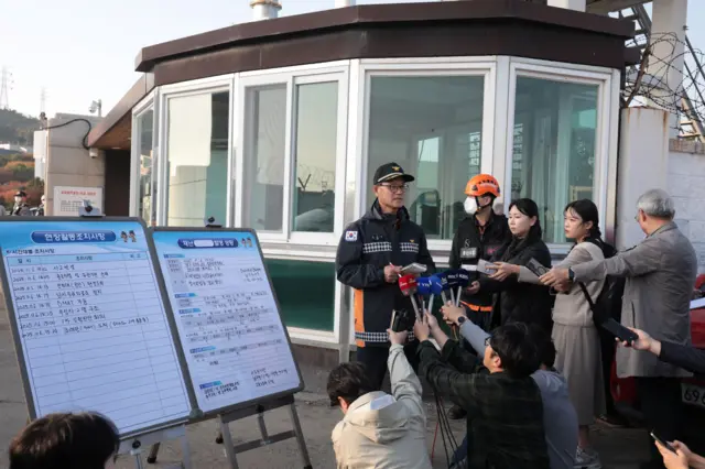 6일 오후 울산 남구 용잠로 동서발전 울산화력발전소에서 붕괴 사고와 관련해 김정식 울산 남부소방서 예방안전과장이 브리핑을 하고 있다