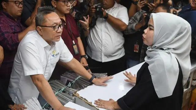 Menteri Perdagangan Zulkifli Hasan (kiri) berdialog dengan salah satu pedagang dalam kunjungannya di Pasar Tanah Abang, Jakarta, Kamis (28/9/2023). 