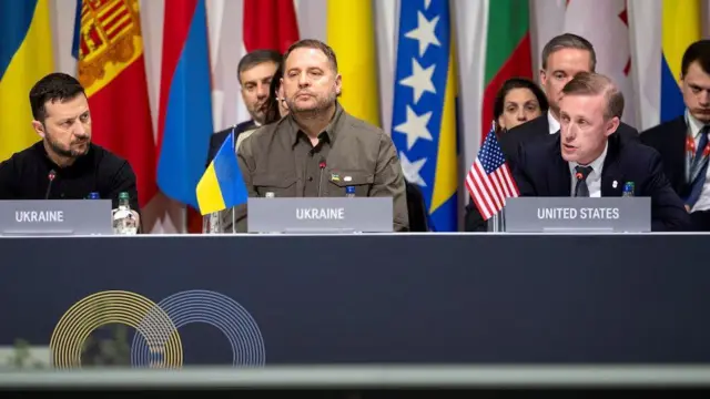 Володимир Зеленський і Андрій Єрмак під час саміту миру у Швейцарії, 16 червня 2024 року