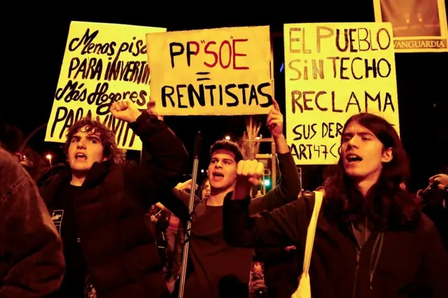 Manifestantes con pancartas que dicen: "Menos pisos para invertir, más hogares para vivir". "El pueblo sin techo reclama sus derechos"