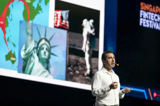 بالاجی سرینیواسان، کارآفرین حوزه تکنولوژی، کتاب خود را با عنوان «دولت شبکه‌ای: چگونه یک کشور راه‌اندازی کنیم» در سال ۲۰۲۲ منتشر کرد