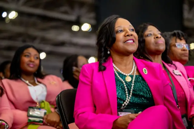 Miembros de la hermandad Alpha Kappa Alpha escuchan a la vicepresidenta estadounidense, Kamala Harris, en el Centro de Convenciones Kay Bailey Hutchison el 10 de julio de 2024 en Dallas, Texas.
