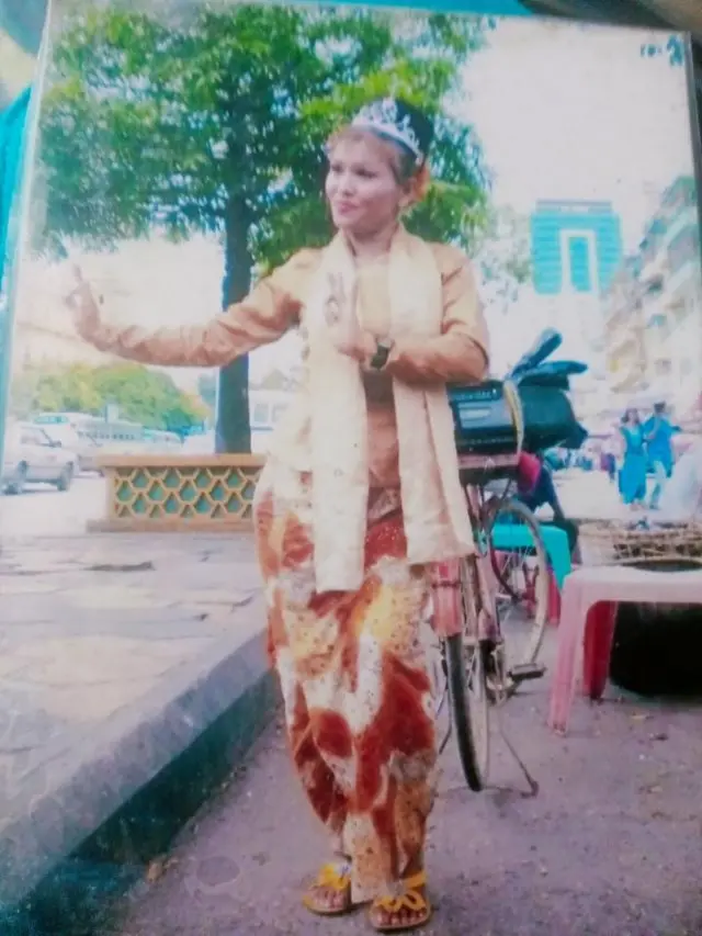 လူစည်ကားရာ နေရာတွေမှာ ကပြဖျော်ဖြေနေတဲ့ မနှင်းဆီ