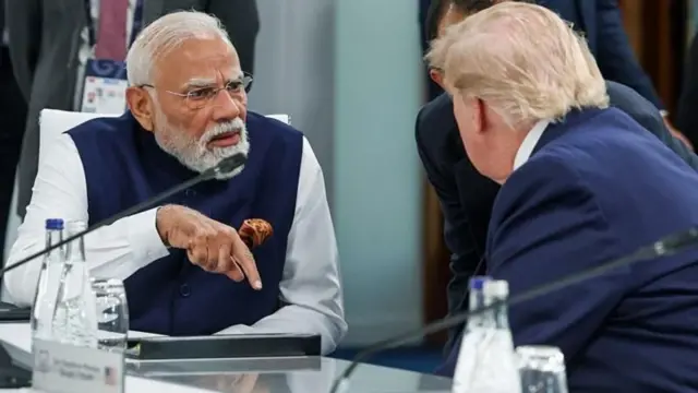 जी-7 परिषदेदरम्यान भारताचे पंतप्रधान नरेंद्र मोदी अमेरिकेचे राष्ट्राध्यक्ष डोनाल्ड ट्रम्प यांच्याशी चर्चा करताना.