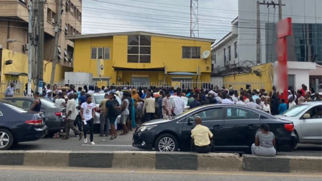 Nigerians stand for sun to demand make telecom service unbar dia lines