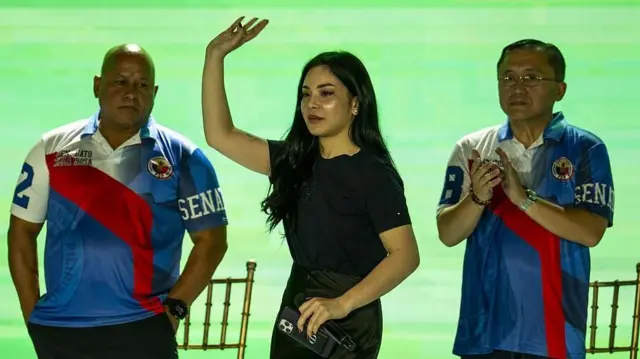 ドゥテルテ氏の側近ロナルド・「バト」・デラロサ氏（左）とクリストファー・「ボン」・ゴー氏（右）とともに選挙キャンペーンを展開したドゥテルテ氏の次女ベロニカ氏