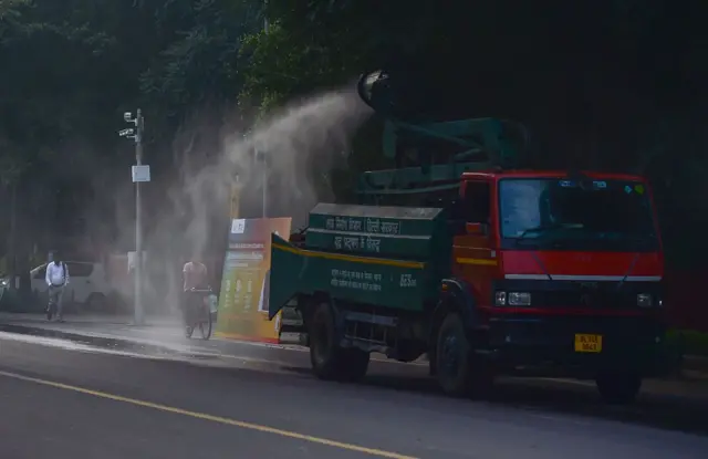 দূষণ কমাতে দিল্লির রাস্তায় জল ছেটানো শুরু হয়েছে - বুধবার সকালের ছবি