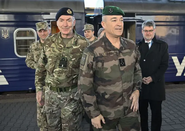 Начальник штабу оборони Великої Британії адмірал Тоні Радакін (в центрі ліворуч) і його французький колега генерал Тьєррі Буркхард у Києві 4 квітня 2025 року