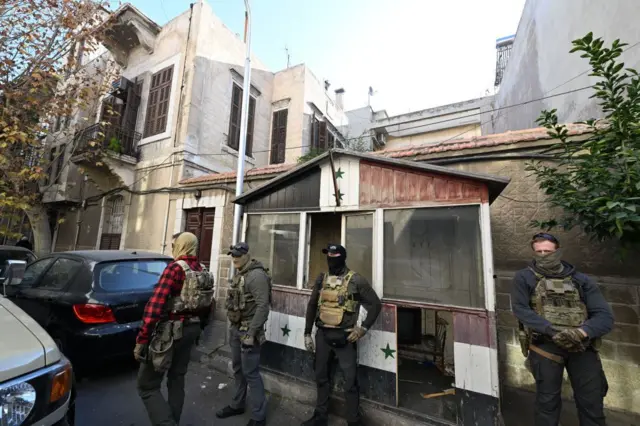 نیروهای مسلح فرانسه در مقابل سفارت این کشور در دمشق