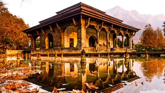 ચિનારનાં ઝાડથી ઘેરાયેલો શ્રીનગરનો શાલીમાર બાગ