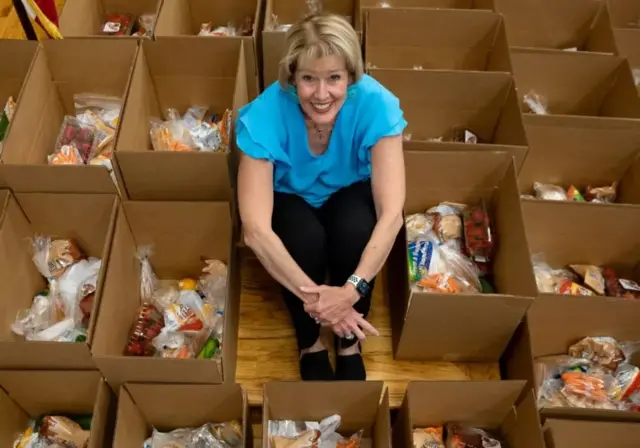 Donna menjalankan program yang menyediakan makanan kepada 3.000 anak-anak