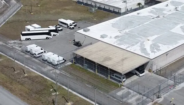 Una vista aérea de autobuses en el centro de procesamiento Krome