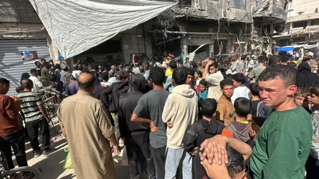 مردم غزه برای چند قرص نان ساعت‌ها انتظار می‌کشند 